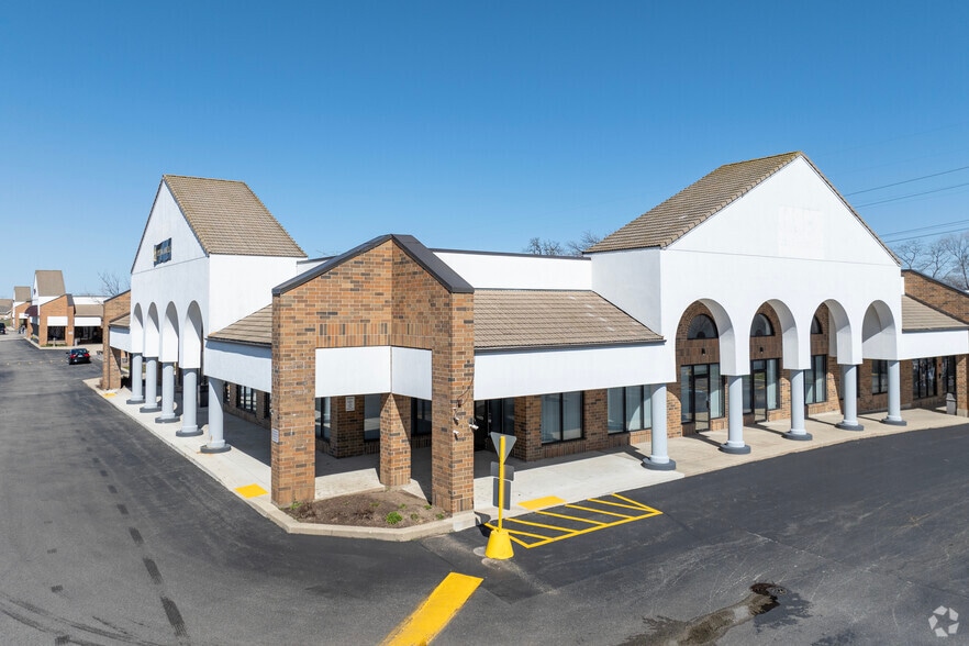 More Photos Of 401 N Riverside Dr, Gurnee Storefront For Lease