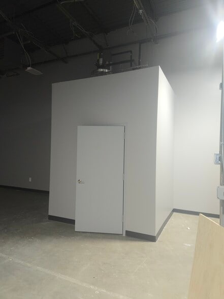 More Photos Of 2960 Technology Pl, Waldorf Research And Development For Lease