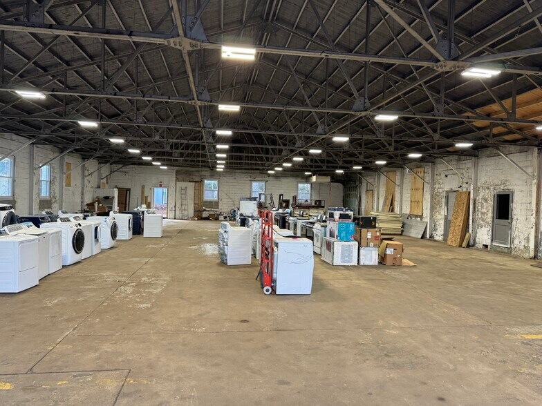 More Photos Of 87 Whiting St, Plainville Freestanding For Lease