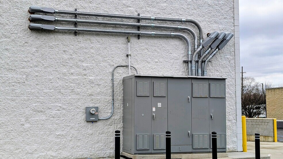 More Photos Of 32070 Gratiot Ave, Roseville Freestanding For Lease