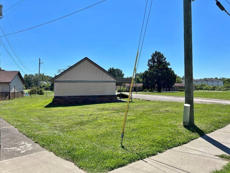 More Photos Of 1560 E 10th St, Jeffersonville Hotel For Sale