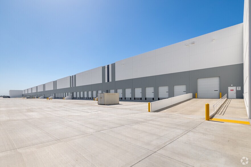 More Photos Of 2401 E Wardlow Rd, Long Beach Warehouse For Lease