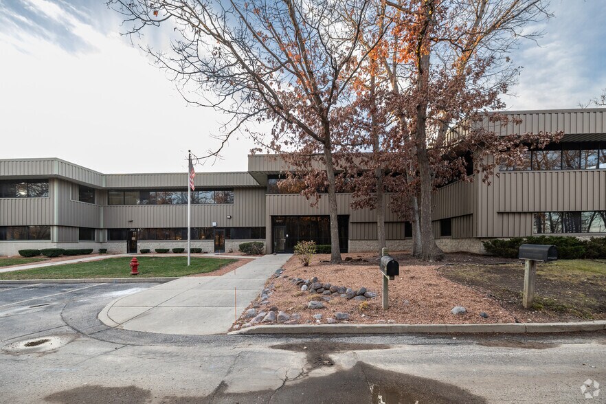 More Photos Of 5111-5121 S 9th St, Milwaukee Light Manufacturing For Lease