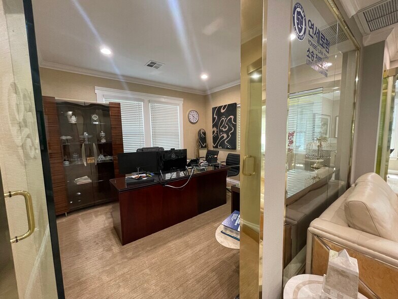 More Photos Of 1021 S Union Ave, Los Angeles Office Residential For Lease