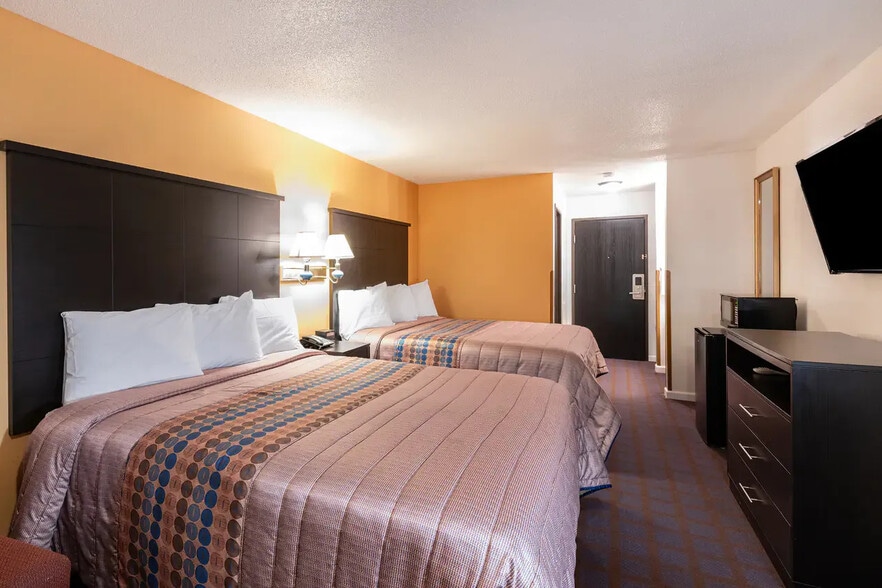 More Photos Of 800 Senate Ave, Red Oak Hotel For Sale