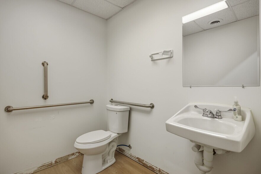 More Photos Of 1550 E Market St, Harrisonburg Storefront Retail Office For Lease