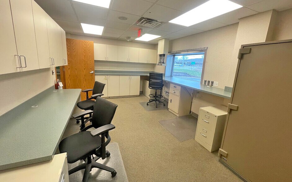 More Photos Of 23890 Novi Rd, Novi Bank For Sale