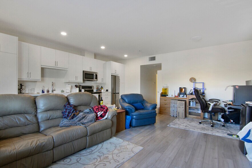 More Photos Of 124 Calgary Av, Penticton Apartments For Sale