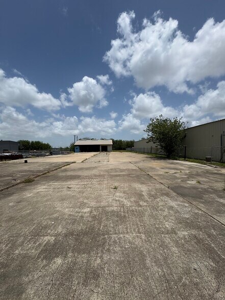 More Photos Of 2038 Saratoga Blvd, Corpus Christi Warehouse For Lease