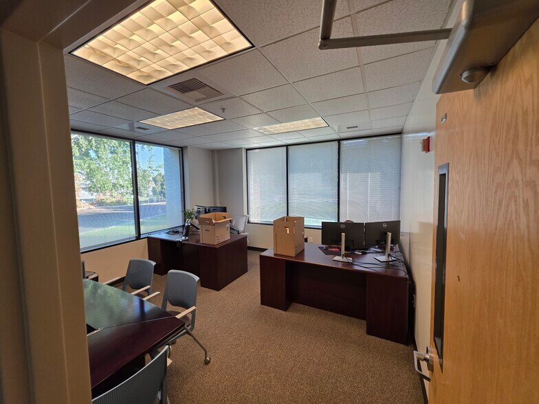 More Photos Of 1009 N Center Pky, Kennewick Office For Lease
