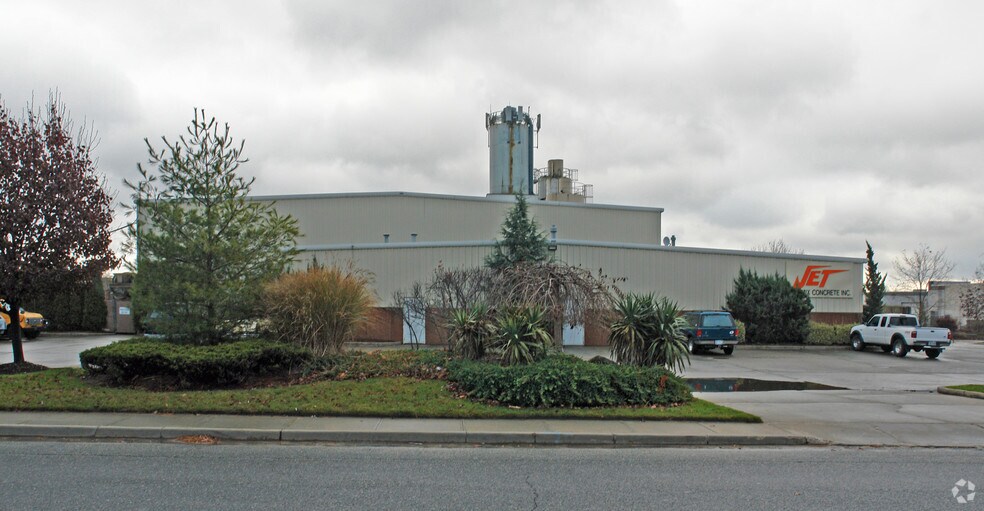 Primary Photo Of 2101 Pond Rd, Ronkonkoma Cement Gravel Plant For Sale