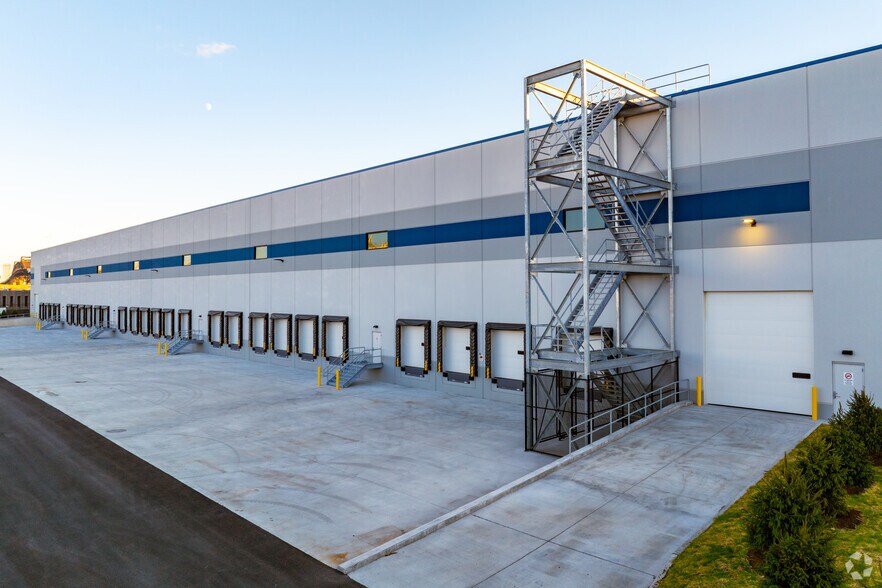 More Photos Of 54 Lockwood St, Newark Distribution For Lease