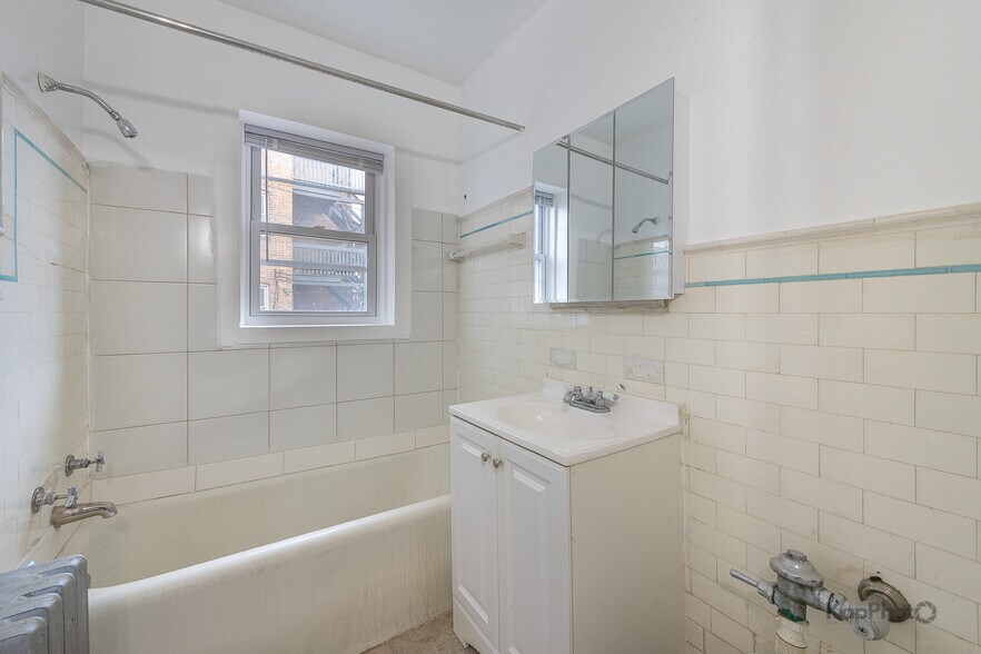 More Photos Of 2250-2258 W Rosemont Ave, Chicago Apartments For Sale