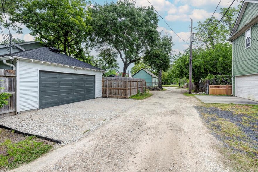 More Photos Of 808 W 27th St, Houston Office For Sale