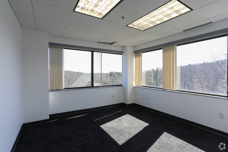 More Photos Of 395 Totten Pond Rd, Waltham Office For Lease