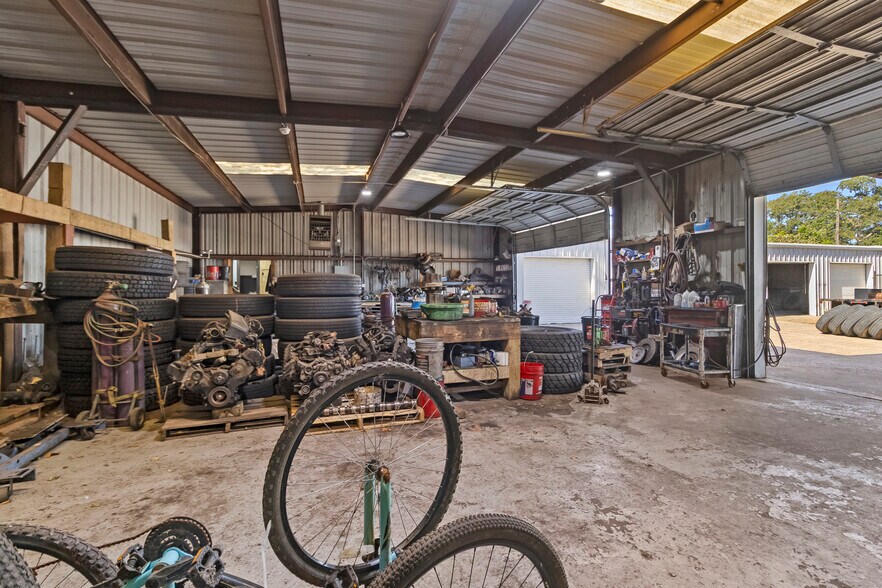 More Photos Of 611 TX-75, Willis General Retail For Lease