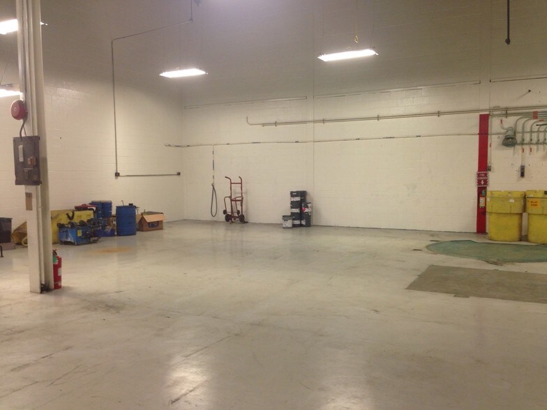More Photos Of 711 W 9th St, Hobart Manufacturing For Lease