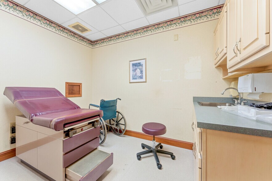 More Photos Of 1703 Locust Ave, Fairmont Medical For Sale