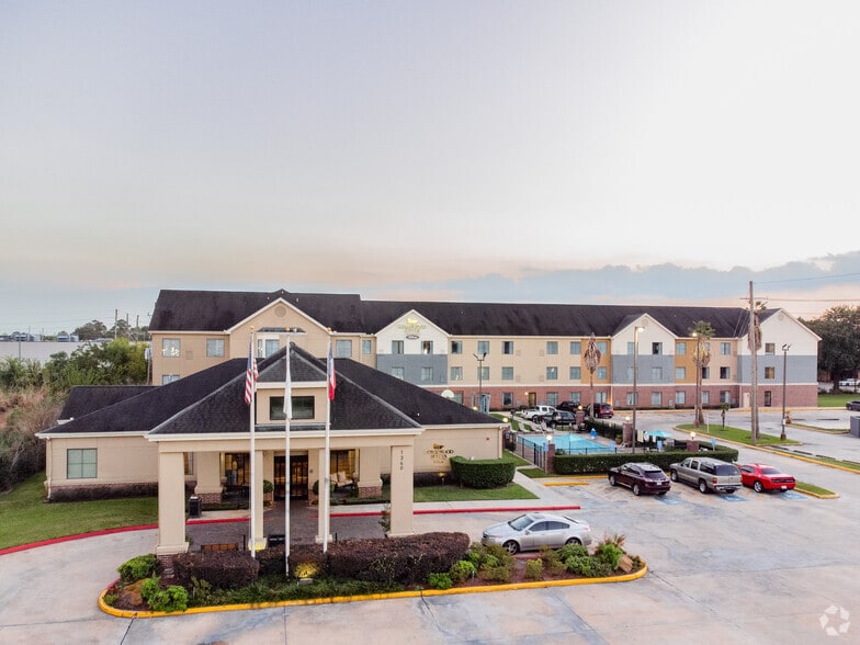 More Photos Of 1340 N Sam Houston Pky E, Houston Hotel For Sale