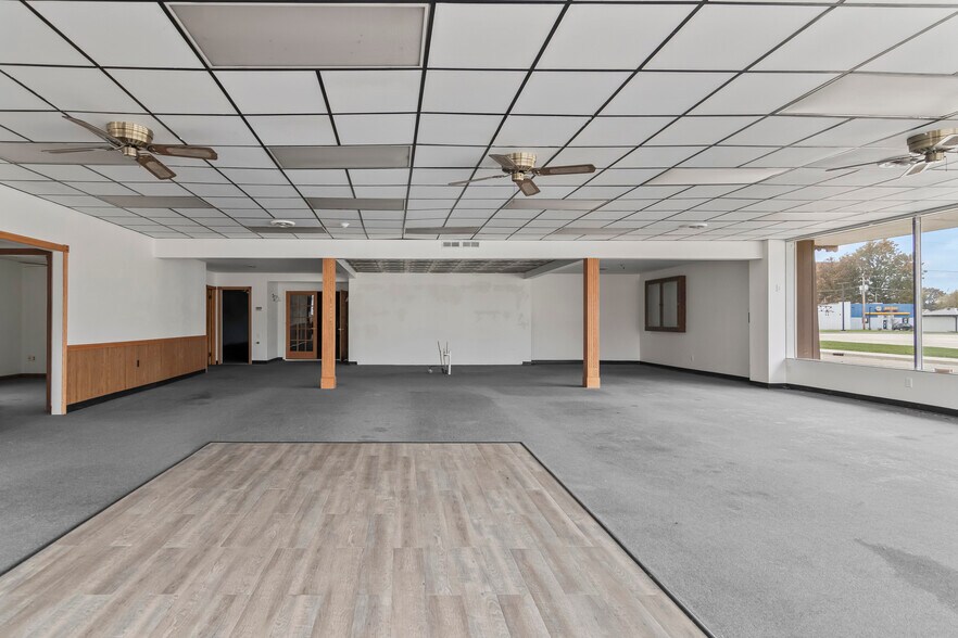 More Photos Of 222 W Main Cross St, Taylorville Showroom For Sale