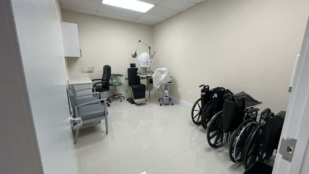 More Photos Of 400-488 NE 125th St, North Miami General Retail For Lease