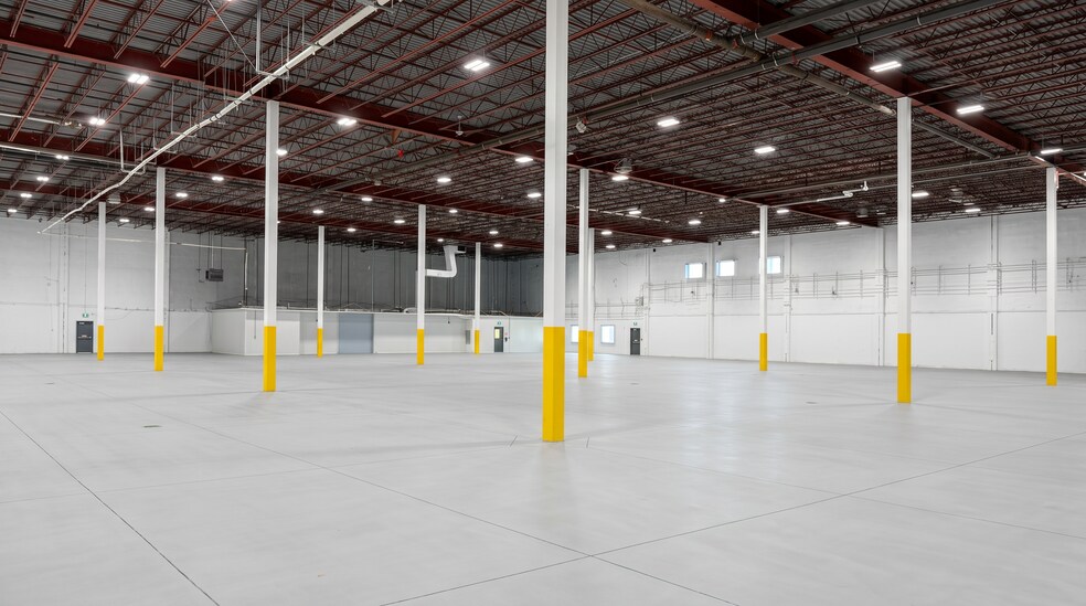 More Photos Of 1375-1405 Boul Hymus, Dorval Warehouse For Lease