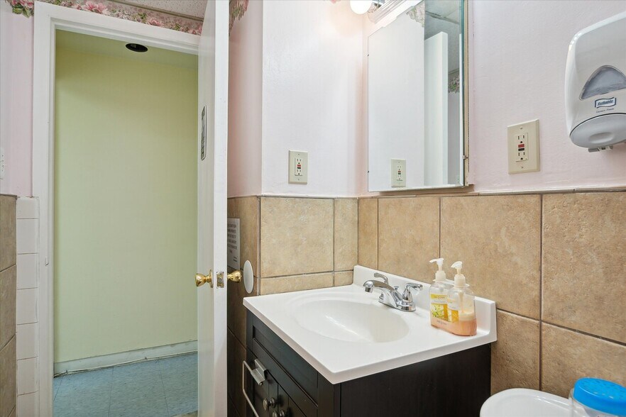 More Photos Of 22610 Rosewood St, Oak Park Office Residential For Sale
