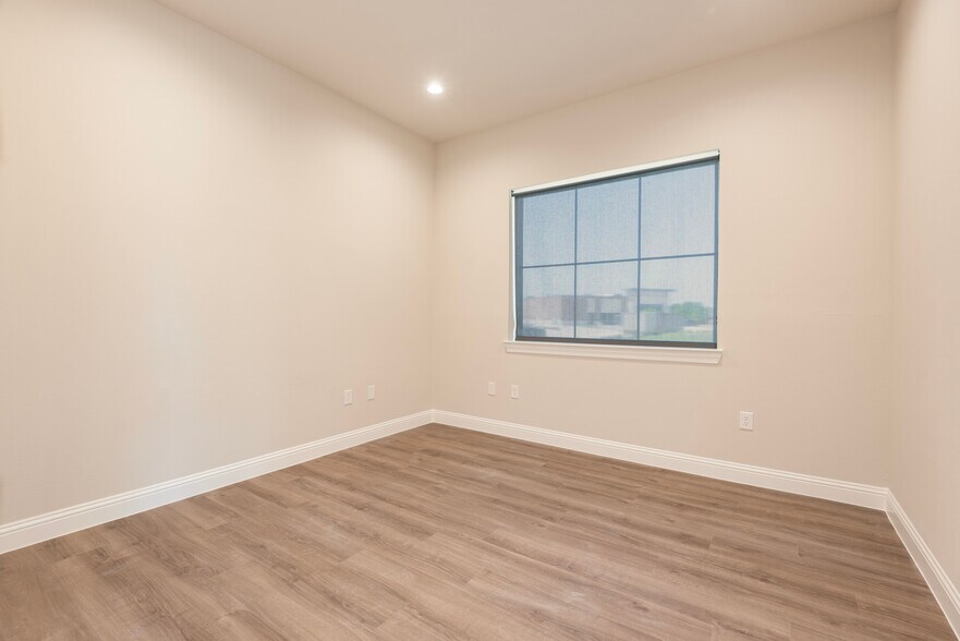 More Photos Of 2601 Little Elm Pkwy, Little Elm Office For Lease