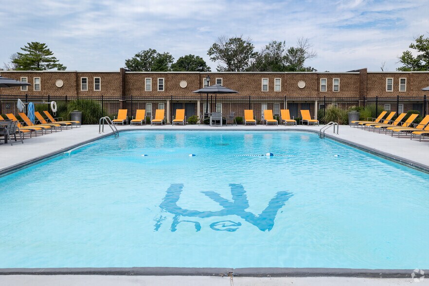 Primary Photo Of 800 E Grand Ave, Carbondale Apartments For Sale