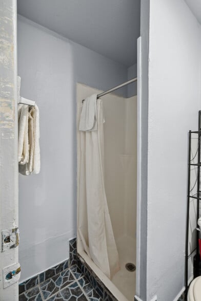 More Photos Of 839 Isabella St, Oakland Hotel For Sale
