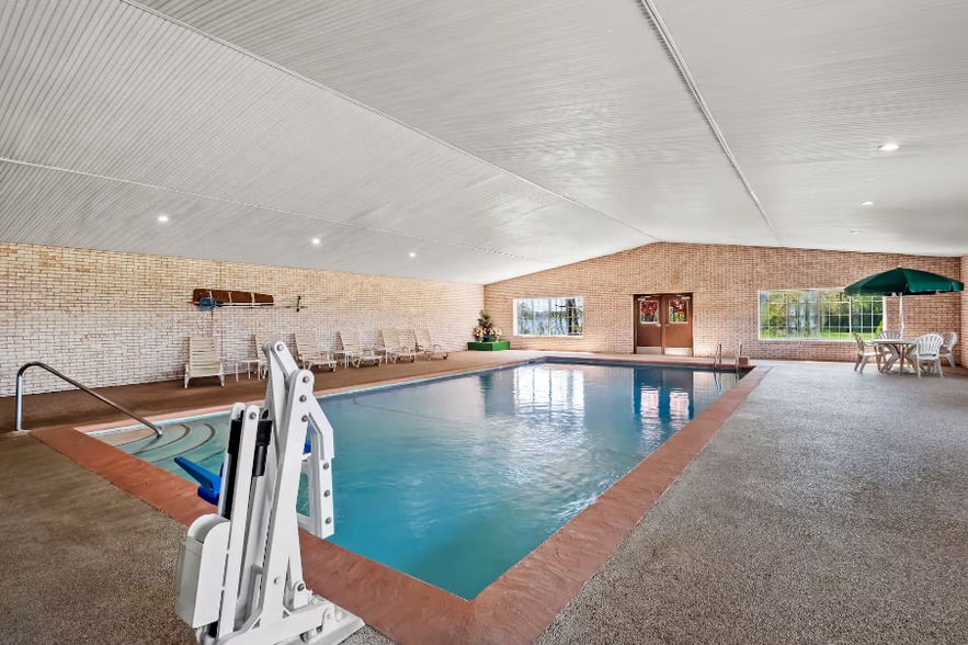 More Photos Of 9897 Main St, Whitmore Lake Hotel For Sale