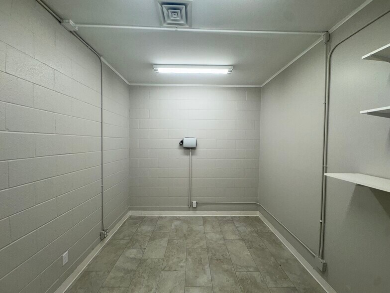 More Photos Of 300 N Washington St, Kaufman Office For Sale