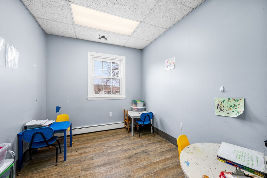 More Photos Of 131 Boston Post Rd, East Lyme Office For Lease