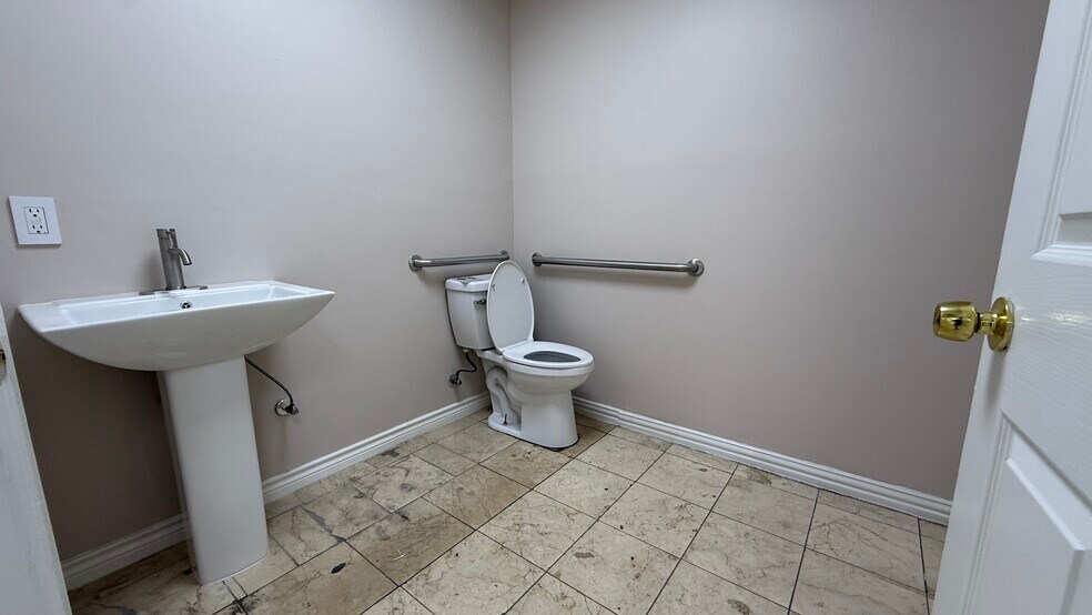 More Photos Of 5901 Schumacher Ln, Houston Office Residential For Lease