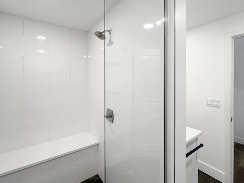 More Photos Of 10830 Navajo Dr, Saint Petersburg Showroom For Sale