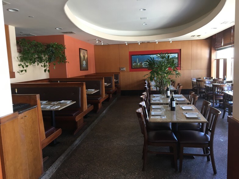 More Photos Of 11500-11518 Santa Monica Blvd, Los Angeles Office For Sale