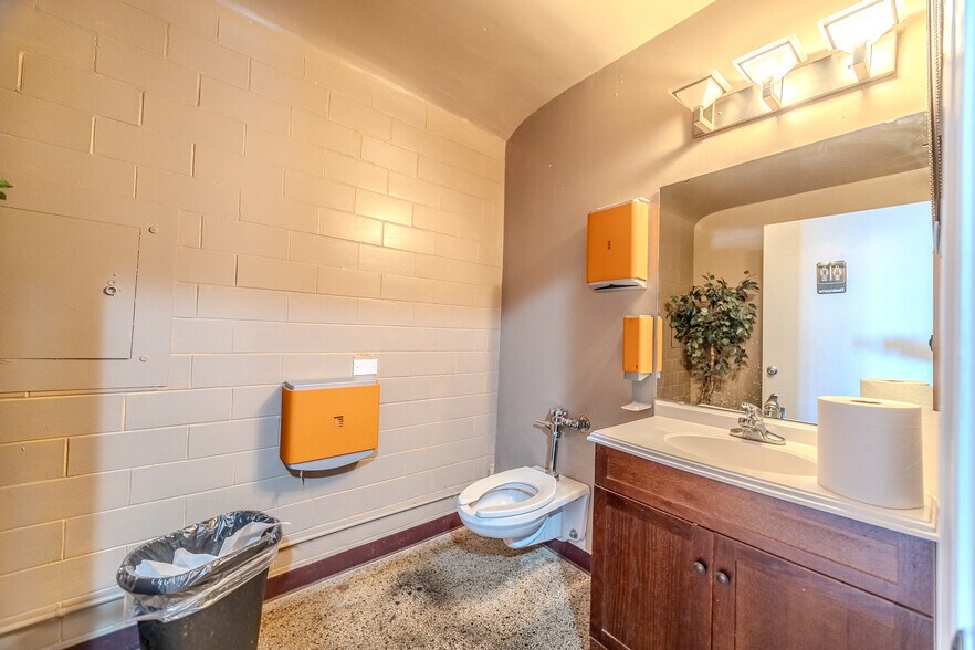 More Photos Of 201 W Commercial St, Lebanon Office For Sale