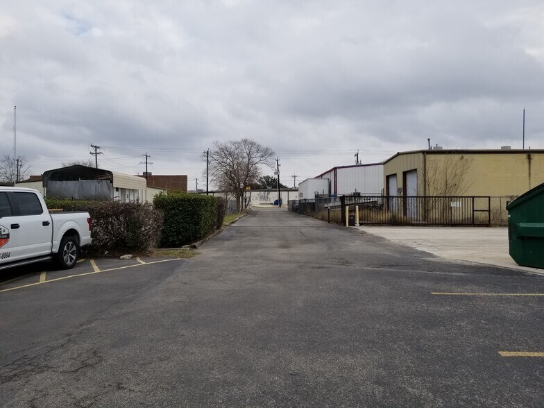 More Photos Of 11549 Old Perrin Beitel Rd, San Antonio Light Manufacturing For Lease