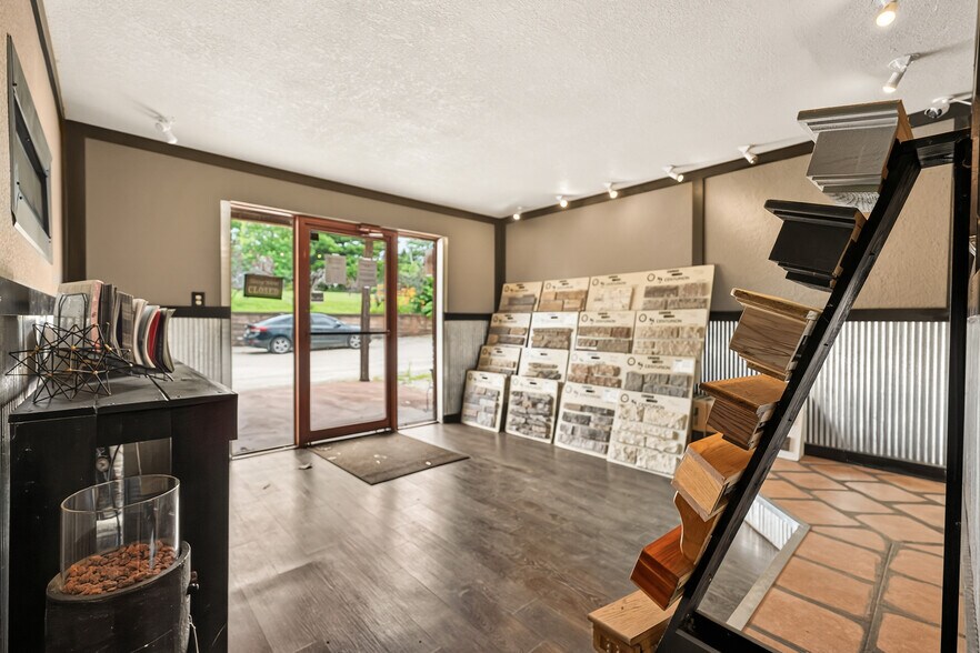 More Photos Of 1401 E Main St, Linn Flex For Sale