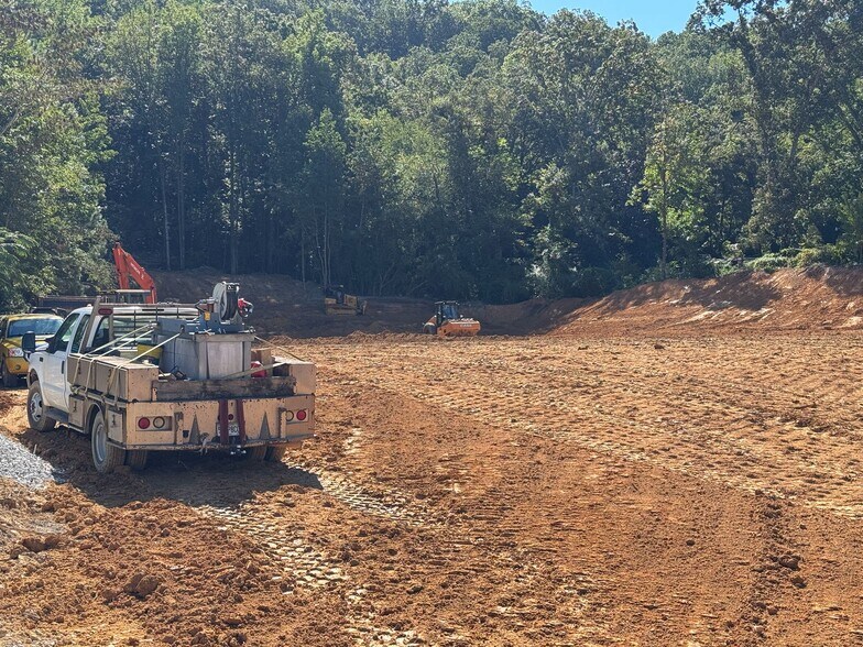 More Photos Of 300 Midridge Ln, Pelham Warehouse For Lease