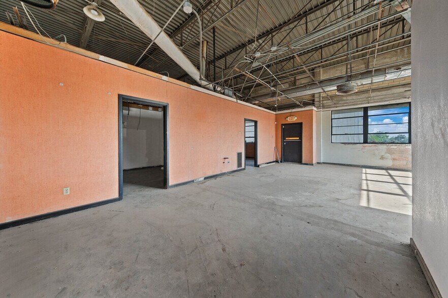 More Photos Of 657 Ruby Ave, Waco Showroom For Lease