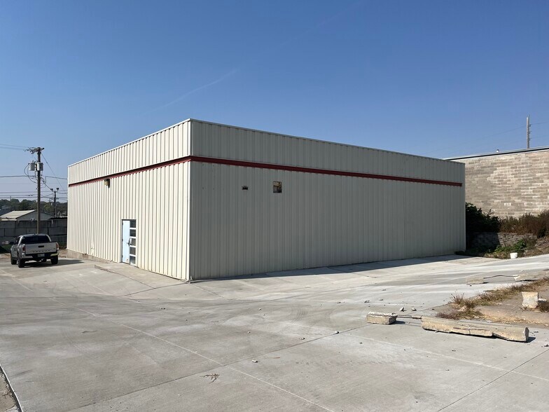 More Photos Of 2728 84th St, Omaha Warehouse For Lease