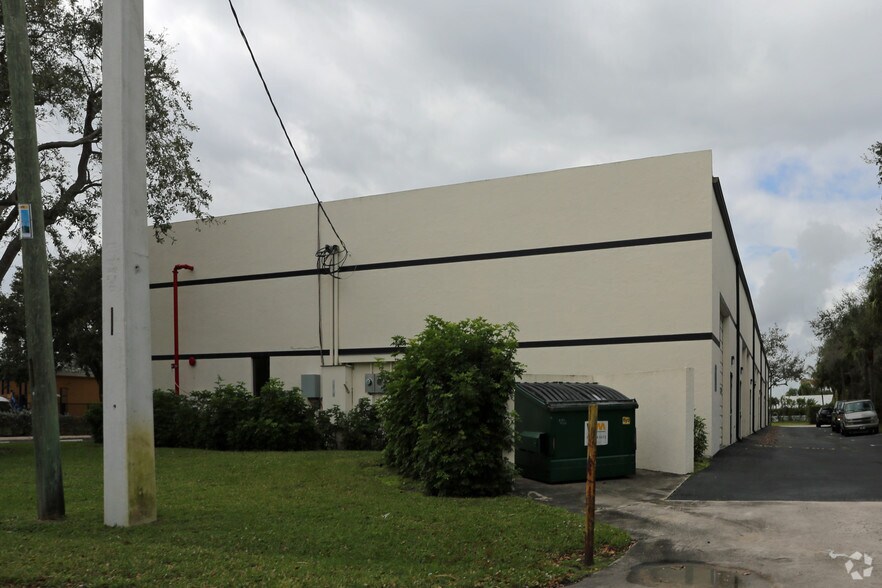 More Photos Of 10180 Riverside Dr, Palm Beach Gardens Warehouse For Lease
