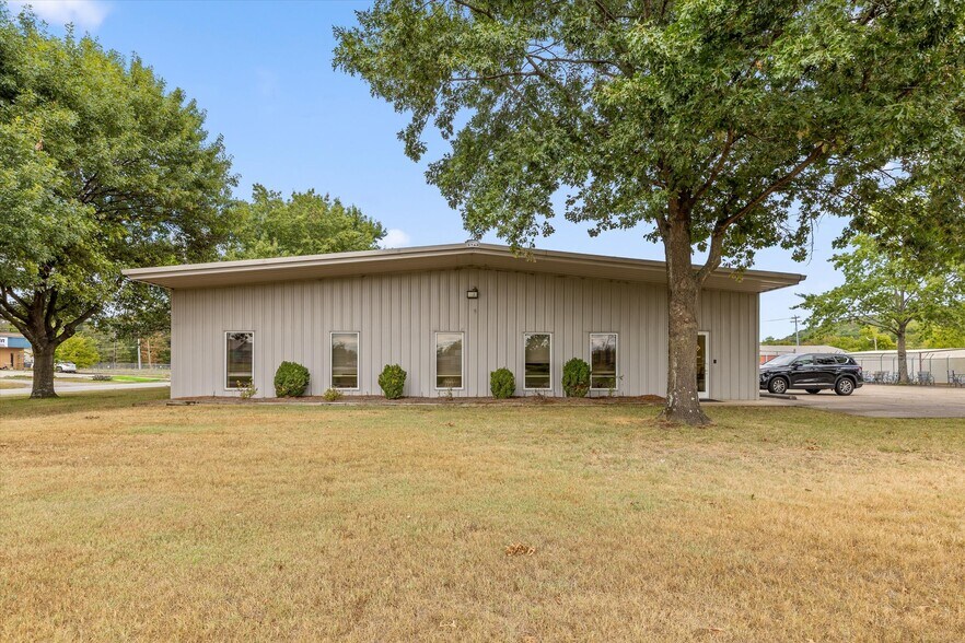 More Photos Of 3200 N Hawthorne St, Chattanooga Flex For Sale