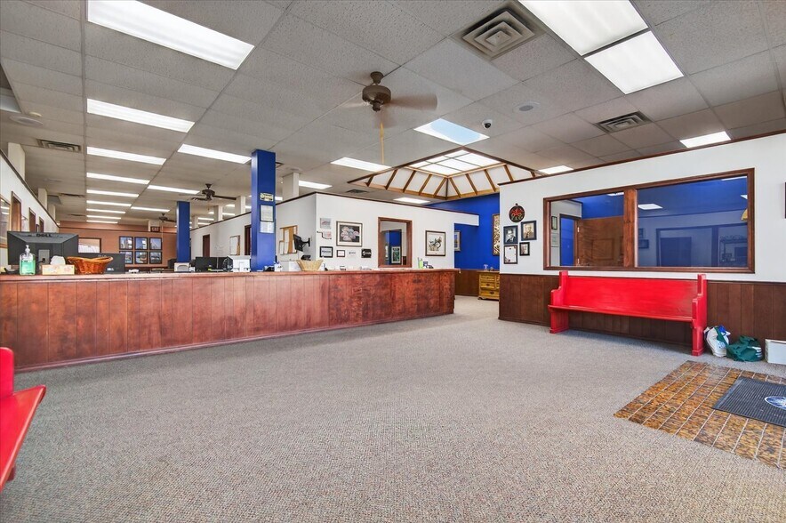 More Photos Of 111 SE Frank Phillips Blvd, Bartlesville Office For Sale