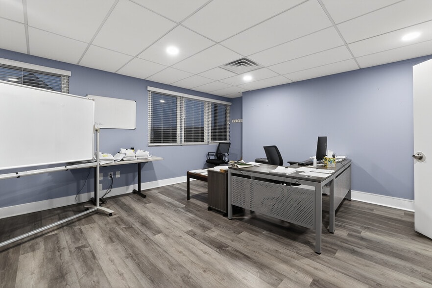 More Photos Of 1501 N Walnut St, Wilmington Office For Sale