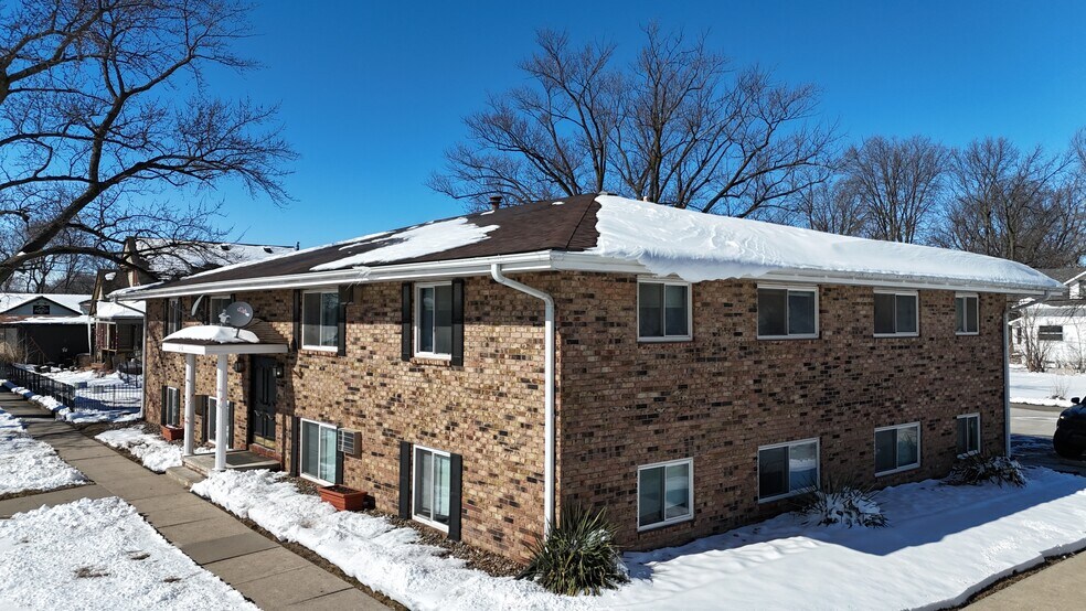 Primary Photo Of 113 2nd St NE, Mitchellville Apartments For Sale
