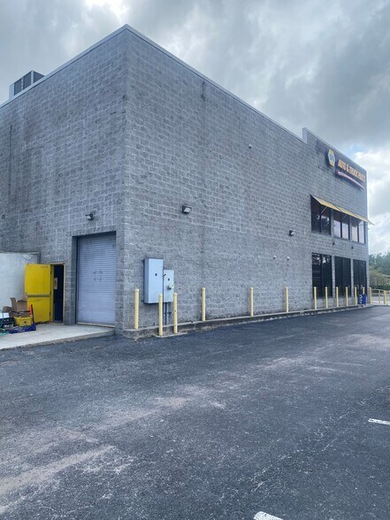 More Photos Of 8904 Regents Park Dr, Tampa Freestanding For Lease