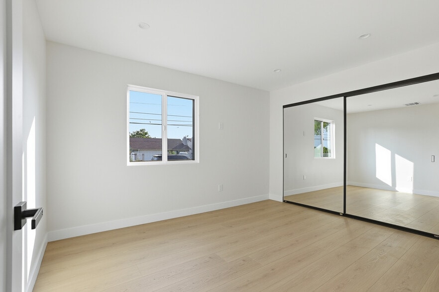 More Photos Of 13689 Garber St, Arleta Multifamily For Sale