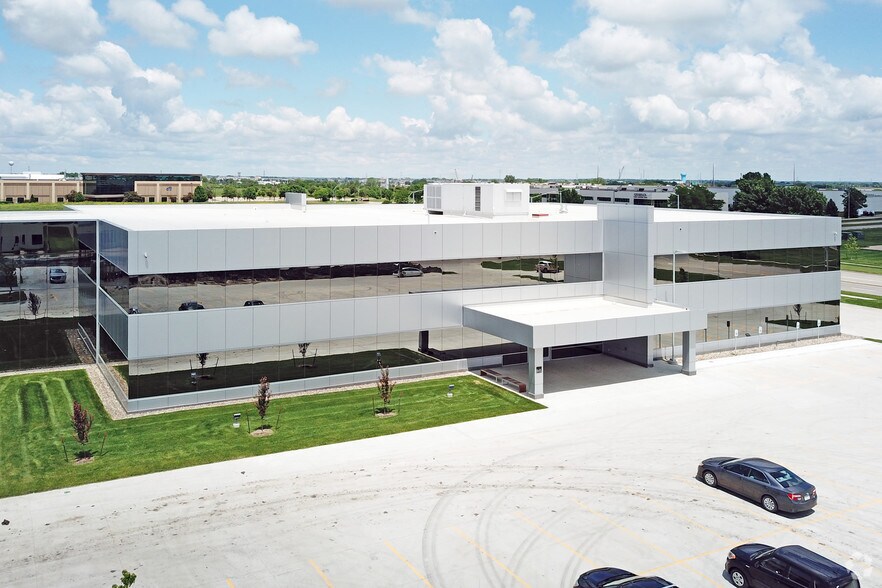 More Photos Of 12100 Meredith Dr, Urbandale Office For Lease